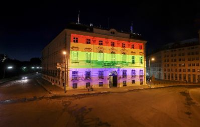Am 14. Juni 2017 wurde das Bundeskanzleramt anl&auml;sslich der Regenbogenparade beleuchtet.