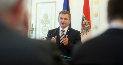 Am 14. Juni 2017 &uuml;berreichte Ministerialrat Oliver Henhapel das Gro&szlig;e Silberne Ehrenzeichen f&uuml;r Verdienste um die Republik &Ouml;sterreich an Konsistorialrat Karl R&uuml;hringer. Im Bild der Laudator Norbert Kapeller.