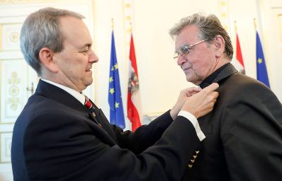 Am 14. Juni 2017 &uuml;berreichte Ministerialrat Oliver Henhapel (l.) das Gro&szlig;e Silberne Ehrenzeichen f&uuml;r Verdienste um die Republik &Ouml;sterreich an Konsistorialrat Karl R&uuml;hringer (r.).