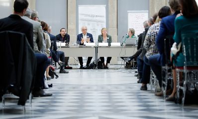 Am 13. September 2017 fand der Impulstag School of Data Public Services im Kassensaal statt. Im Bild Bernhard Krabina (l.), G&uuml;nther Ogris (m.l.), Ursula Rosenbichler (m.r.) und Sandra Rauecker-Grillitsch (r.).
