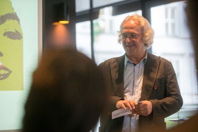 Am 3. Oktober 2017 &uuml;berreichte Theresia Niederm&uuml;ller die Urkunde, mit der Henry Steiner der Berufstitel Professor verliehen wurde. Im Bild Severin Filek, Gesch&auml;ftsf&uuml;hrer designaustria.