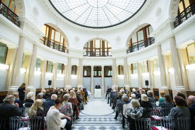 Am 9. November 2017 &uuml;berreichte Reinhold Hohengartner das Goldene Ehrenzeichen f&uuml;r Verdienste um die Republik &Ouml;sterreich an Rosemarie Benedikt.
