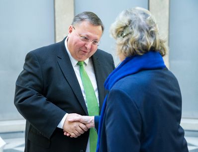 Am 9. November 2017 &uuml;berreichte Reinhold Hohengartner (l.) das Goldene Ehrenzeichen f&uuml;r Verdienste um die Republik &Ouml;sterreich an Rosemarie Benedikt (r.).