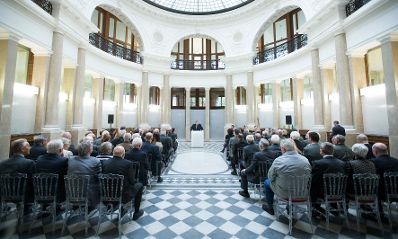 Am 16. November 2017 &uuml;berreichte Reinhold Hohengartner die Urkunde, mit der Johann Prikowitsch der Berufstitel Professor verliehen wurde.