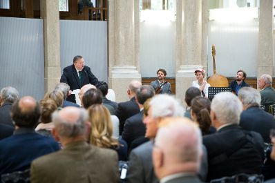 Am 16. November 2017 &uuml;berreichte Reinhold Hohengartner die Urkunde, mit der Johann Prikowitsch der Berufstitel Professor verliehen wurde.