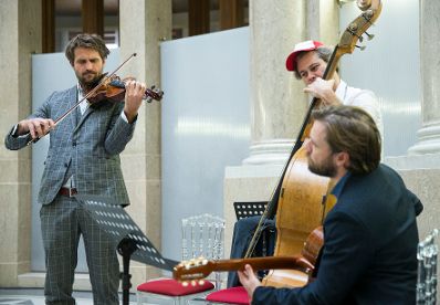 Am 16. November 2017 &uuml;berreichte Reinhold Hohengartner die Urkunde, mit der Johann Prikowitsch der Berufstitel Professor verliehen wurde.