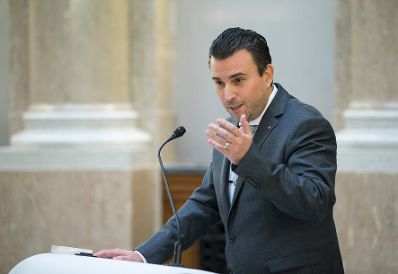 Am 16. November 2017 &uuml;berreichte Reinhold Hohengartner die Urkunde, mit der Johann Prikowitsch der Berufstitel Professor verliehen wurde. Im Bild der Laudator Christoph Hatschek.