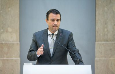 Am 16. November 2017 &uuml;berreichte Reinhold Hohengartner die Urkunde, mit der Johann Prikowitsch der Berufstitel Professor verliehen wurde. Im Bild der Laudator Christoph Hatschek.