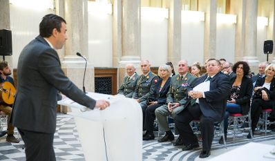 Am 16. November 2017 &uuml;berreichte Reinhold Hohengartner die Urkunde, mit der Johann Prikowitsch der Berufstitel Professor verliehen wurde.