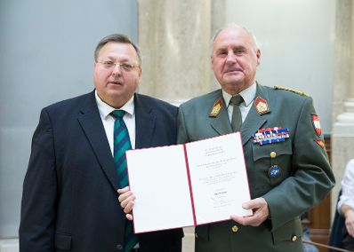 Am 16. November 2017 &uuml;berreichte Reinhold Hohengartner (l.) die Urkunde, mit der Johann Prikowitsch (r.) der Berufstitel Professor verliehen wurde.