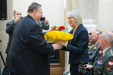 Am 16. November 2017 &uuml;berreichte Reinhold Hohengartner die Urkunde, mit der Johann Prikowitsch der Berufstitel Professor verliehen wurde.