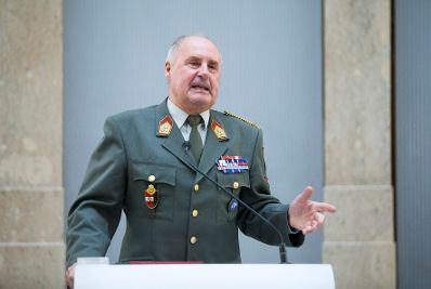 Am 16. November 2017 &uuml;berreichte Reinhold Hohengartner die Urkunde, mit der Johann Prikowitsch (im Bild) der Berufstitel Professor verliehen wurde.