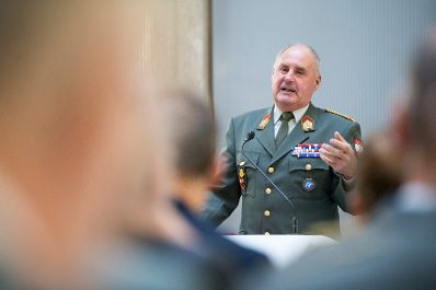 Am 16. November 2017 &uuml;berreichte Reinhold Hohengartner die Urkunde, mit der Johann Prikowitsch (im Bild) der Berufstitel Professor verliehen wurde.