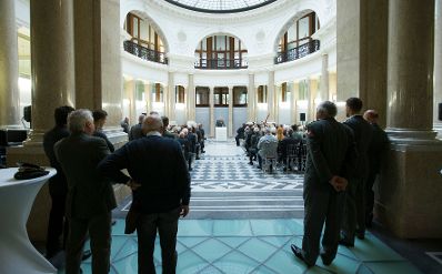 Am 16. November 2017 &uuml;berreichte Reinhold Hohengartner die Urkunde, mit der Johann Prikowitsch der Berufstitel Professor verliehen wurde.