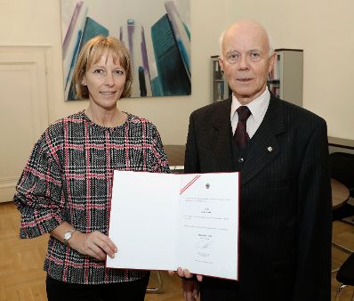 Am 20. November 2017 bestellte der Bundeskanzler den Wirtschaftstreibenden Gerhard Uko zum Mitglied der bei der Bundesanstalt "Statistik &Ouml;sterreich" eingerichteten Wirtschaftskurie. Im Bild Sektionschefin Nicole Bayer (l.) bei der Dekret&uuml;berreichung mit Kommerzialrat f&uuml;r die Statistik Gerhard Uko (r.) .