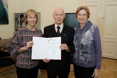 Am 20. November 2017 bestellte der Bundeskanzler den Wirtschaftstreibenden Gerhard Uko zum Mitglied der bei der Bundesanstalt "Statistik &Ouml;sterreich" eingerichteten Wirtschaftskurie. Im Bild Sektionschefin Nicole Bayer (l.) bei der Dekret&uuml;berreichung mit Kommerzialrat f&uuml;r die Statistik Gerhard Uko (r.) .