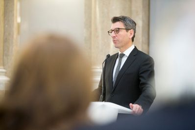 Am 5. Dezember 2017 &uuml;berreichte Sektionschef J&uuml;rgen Meindl (im Bild) das &Ouml;sterreichische Ehrenkreuz f&uuml;r Wissenschaft und Kunst I. Klasse an Ernst Kovacic.