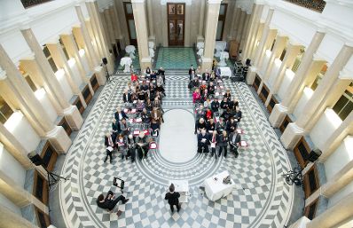 Am 5. Dezember 2017 &uuml;berreichte Sektionschef J&uuml;rgen Meindl das &Ouml;sterreichische Ehrenkreuz f&uuml;r Wissenschaft und Kunst I. Klasse an Ernst Kovacic.