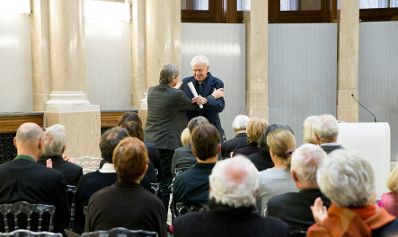 Am 5. Dezember 2017 &uuml;berreichte Sektionschef J&uuml;rgen Meindl das &Ouml;sterreichische Ehrenkreuz f&uuml;r Wissenschaft und Kunst I. Klasse an Ernst Kovacic.