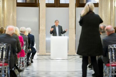 Am 5. Dezember 2017 &uuml;berreichte Sektionschef J&uuml;rgen Meindl das &Ouml;sterreichische Ehrenkreuz f&uuml;r Wissenschaft und Kunst I. Klasse an Ernst Kovacic (im Bild).