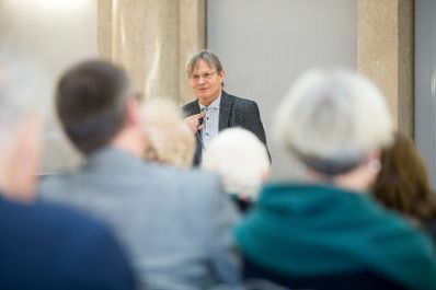 Am 5. Dezember 2017 &uuml;berreichte Sektionschef J&uuml;rgen Meindl das &Ouml;sterreichische Ehrenkreuz f&uuml;r Wissenschaft und Kunst I. Klasse an Ernst Kovacic (im Bild).