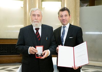 Am 12. Dezember 2017 &uuml;berreichte Sektionschef J&uuml;rgen Meindl (r.) das Gro&szlig;e Ehrenzeichen f&uuml;r Verdienste um die Republik &Ouml;sterreich an Friedrich Kurrent (l.).