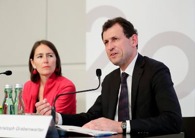 Am 26. April 2018 fand die Buchpr&auml;sentation zum Gedenk- und Erinnerungsjahr im Presseclub Concordia statt. Im Bild die Journalistin Alexandra F&ouml;derl-Schmid (l.) und der Vizepr&auml;sident des Verfassungsgerichtshofes Christoph Grabenwarter (r.).