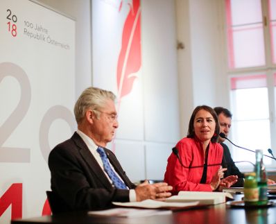 Am 26. April 2018 fand die Buchpr&auml;sentation zum Gedenk- und Erinnerungsjahr im Presseclub Concordia statt. Im Bild der Bundespr&auml;sident a.D. Heinz Fischer (l.), die Journalistin Alexandra F&ouml;derl-Schmid (m.) und der Vizepr&auml;sident des Verfassungsgerichtshofes Christoph Grabenwarter (r.).