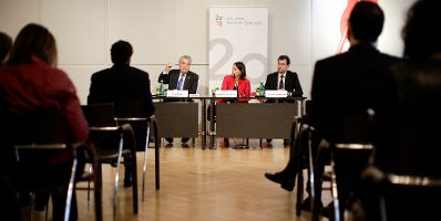Am 26. April 2018 fand die Buchpr&auml;sentation zum Gedenk- und Erinnerungsjahr im Presseclub Concordia statt. Im Bild der Bundespr&auml;sident a.D. Heinz Fischer (l.), die Journalistin Alexandra F&ouml;derl-Schmid (m.) und der Vizepr&auml;sident des Verfassungsgerichtshofes Christoph Grabenwarter (r.).