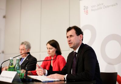 Am 26. April 2018 fand die Buchpr&auml;sentation zum Gedenk- und Erinnerungsjahr im Presseclub Concordia statt. Im Bild der Bundespr&auml;sident a.D. Heinz Fischer (l.), die Journalistin Alexandra F&ouml;derl-Schmid (m.) und der Vizepr&auml;sident des Verfassungsgerichtshofes Christoph Grabenwarter (r.).