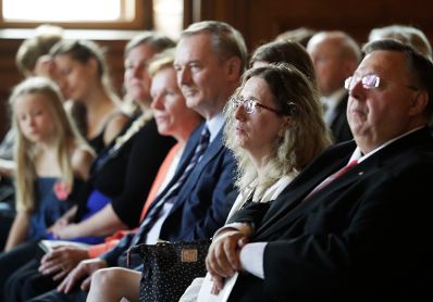 Am 3. Juli 2018 wurden die Urkunde &uuml;ber die Verleihung des Berufstitels Professorin an Brigitte Neichl (2.v.r.) und das &Ouml;sterreichische Ehrenkreuz f&uuml;r Wissenschaft und Kunst an Josef Stargl (3.v.r.) &uuml;berreicht. Im Bild mit Reinhold Hohengartner (r.).