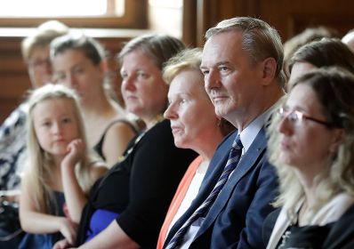 Am 3. Juli 2018 wurden die Urkunde &uuml;ber die Verleihung des Berufstitels Professorin an Brigitte Neichl (r.) und das &Ouml;sterreichische Ehrenkreuz f&uuml;r Wissenschaft und Kunst an Josef Stargl (2.v.r.) &uuml;berreicht.