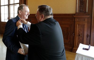 Am 3. Juli 2018 wurden die Urkunde &uuml;ber die Verleihung des Berufstitels Professorin an Brigitte Neichl und das &Ouml;sterreichische Ehrenkreuz f&uuml;r Wissenschaft und Kunst an Josef Stargl (l.) &uuml;berreicht. Im Bild mit Reinhold Hohengartner (r.).