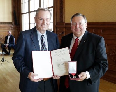 Am 3. Juli 2018 wurden die Urkunde &uuml;ber die Verleihung des Berufstitels Professorin an Brigitte Neichl und das &Ouml;sterreichische Ehrenkreuz f&uuml;r Wissenschaft und Kunst an Josef Stargl (l.) &uuml;berreicht. Im Bild mit Reinhold Hohengartner (r.).