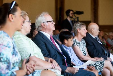Am 4. Juli 2018 wurden das Goldene Ehrenzeichen f&uuml;r Verdienste um die Republik &Ouml;sterreich an Karl Pfeiffer und das &Ouml;sterreichische Ehrenkreuz f&uuml;r Wissenschaft und Kunst I. Klasse an Franz Oswald (3.v.l.) &uuml;berreicht.