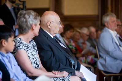 Am 4. Juli 2018 wurden das Goldene Ehrenzeichen f&uuml;r Verdienste um die Republik &Ouml;sterreich an Karl Pfeiffer (3.v.l.) und das &Ouml;sterreichische Ehrenkreuz f&uuml;r Wissenschaft und Kunst I. Klasse an Franz Oswald &uuml;berreicht.