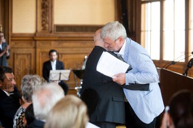 Am 4. Juli 2018 wurden das Goldene Ehrenzeichen f&uuml;r Verdienste um die Republik &Ouml;sterreich an Karl Pfeiffer (l.) und das &Ouml;sterreichische Ehrenkreuz f&uuml;r Wissenschaft und Kunst I. Klasse an Franz Oswald &uuml;berreicht. Im Bild der Laudator Karl &Ouml;llinger (r.).