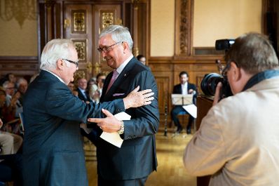 Am 4. Juli 2018 wurden das Goldene Ehrenzeichen f&uuml;r Verdienste um die Republik &Ouml;sterreich an Karl Pfeiffer und das &Ouml;sterreichische Ehrenkreuz f&uuml;r Wissenschaft und Kunst I. Klasse an Franz Oswald (l.) &uuml;berreicht. Im Bild der Laudator Alfred Riedl (m.).