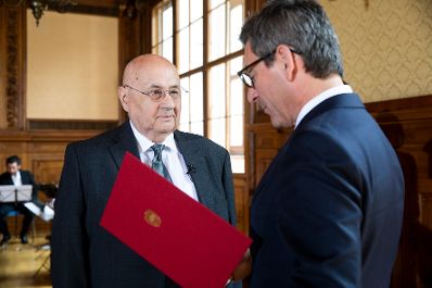 Am 4. Juli 2018 wurden das Goldene Ehrenzeichen f&uuml;r Verdienste um die Republik &Ouml;sterreich an Karl Pfeiffer (l.) und das &Ouml;sterreichische Ehrenkreuz f&uuml;r Wissenschaft und Kunst I. Klasse an Franz Oswald &uuml;berreicht. Im Bild mit dem Sektionschef J&uuml;rgen Meindl (r.).