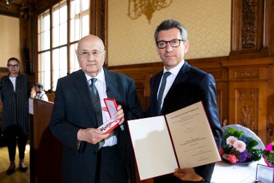 Am 4. Juli 2018 wurden das Goldene Ehrenzeichen f&uuml;r Verdienste um die Republik &Ouml;sterreich an Karl Pfeiffer (l.) und das &Ouml;sterreichische Ehrenkreuz f&uuml;r Wissenschaft und Kunst I. Klasse an Franz Oswald &uuml;berreicht. Im Bild mit dem Sektionschef J&uuml;rgen Meindl (r.).