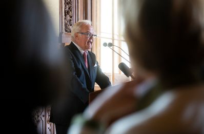 Am 4. Juli 2018 wurden das Goldene Ehrenzeichen f&uuml;r Verdienste um die Republik &Ouml;sterreich an Karl Pfeiffer und das &Ouml;sterreichische Ehrenkreuz f&uuml;r Wissenschaft und Kunst I. Klasse an Franz Oswald (im Bild) &uuml;berreicht.