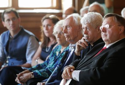 Am 4. Juli 2018 wurden die Urkunde &uuml;ber die Verleihung des Berufstitels Professor an Kurt Philipp (3.v.r.) und das Gro&szlig;e Ehrenzeichen f&uuml;r Verdienste um die Republik &Ouml;sterreich an Franz Basdera (2.v.r.) &uuml;berreicht.