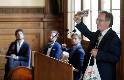 Am 4. Juli 2018 wurden die Urkunde &uuml;ber die Verleihung des Berufstitels Professor an Kurt Philipp und das Gro&szlig;e Ehrenzeichen f&uuml;r Verdienste um die Republik &Ouml;sterreich an Franz Basdera &uuml;berreicht. Im Bild Karl Hintermayer bei der Laudatio.