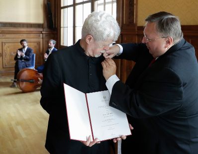 Am 4. Juli 2018 wurden die Urkunde &uuml;ber die Verleihung des Berufstitels Professor an Kurt Philipp und das Gro&szlig;e Ehrenzeichen f&uuml;r Verdienste um die Republik &Ouml;sterreich an Franz Basdera (l.) &uuml;berreicht. Im Bild mit Reinhold Hohengartner (r.).