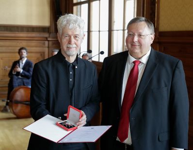 Am 4. Juli 2018 wurden die Urkunde &uuml;ber die Verleihung des Berufstitels Professor an Kurt Philipp und das Gro&szlig;e Ehrenzeichen f&uuml;r Verdienste um die Republik &Ouml;sterreich an Franz Basdera (l.) &uuml;berreicht. Im Bild mit Reinhold Hohengartner (r.).