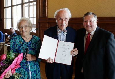 Am 4. Juli 2018 wurden die Urkunde &uuml;ber die Verleihung des Berufstitels Professor an Kurt Philipp (m.) und das Gro&szlig;e Ehrenzeichen f&uuml;r Verdienste um die Republik &Ouml;sterreich an Franz Basdera &uuml;berreicht. Im Bild mit Reinhold Hohengartner (r.).