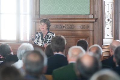 Am 12. Juli 2018 wurden die Urkunden &uuml;ber die Verleihung des Berufstitels Professorin an Brigitte Rosemarie Winkler und des Berufstitels Professor an Stefaan Missinne &uuml;berreicht. Im Bild die Laudatorin Helga Rabl-Stadler.