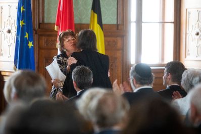 Am 12. Juli 2018 wurden die Urkunden &uuml;ber die Verleihung des Berufstitels Professorin an Brigitte Rosemarie Winkler und des Berufstitels Professor an Stefaan Missinne &uuml;berreicht. Im Bild die Laudatorin Helga Rabl-Stadler.