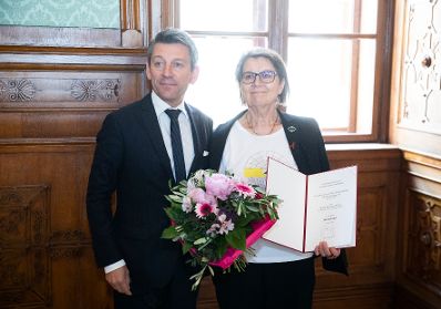 Am 12. Juli 2018 wurden die Urkunden &uuml;ber die Verleihung des Berufstitels Professorin an Brigitte Rosemarie Winkler (r.) und des Berufstitels Professor an Stefaan Missinne &uuml;berreicht. Im Bild mit Sektionschef J&uuml;rgen Meindl (l.).