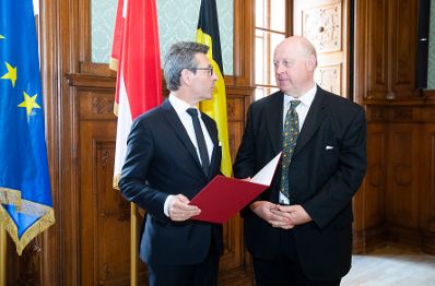 Am 12. Juli 2018 wurden die Urkunden &uuml;ber die Verleihung des Berufstitels Professorin an Brigitte Rosemarie Winkler und des Berufstitels Professor an Stefaan Missinne (r.) &uuml;berreicht. Im Bild mit Sektionschef J&uuml;rgen Meindl (l.).